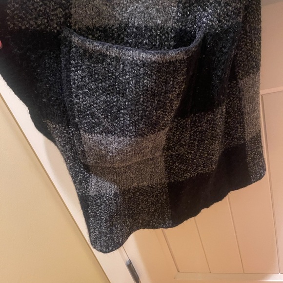 DO+BE Women's Plaid Black and Gray Cardigan with pockets - Picture 4 of 4
